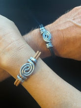 Load image into Gallery viewer, Circle Twist Bracelet