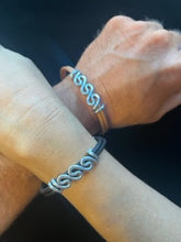 Load image into Gallery viewer, Eddy Twist Bracelet