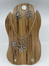 Load image into Gallery viewer, Bumble
