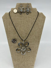 Load image into Gallery viewer, Flower in Granite, Dalmation, Seaglass and Gecko
