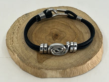 Load image into Gallery viewer, Circle Twist Bracelet
